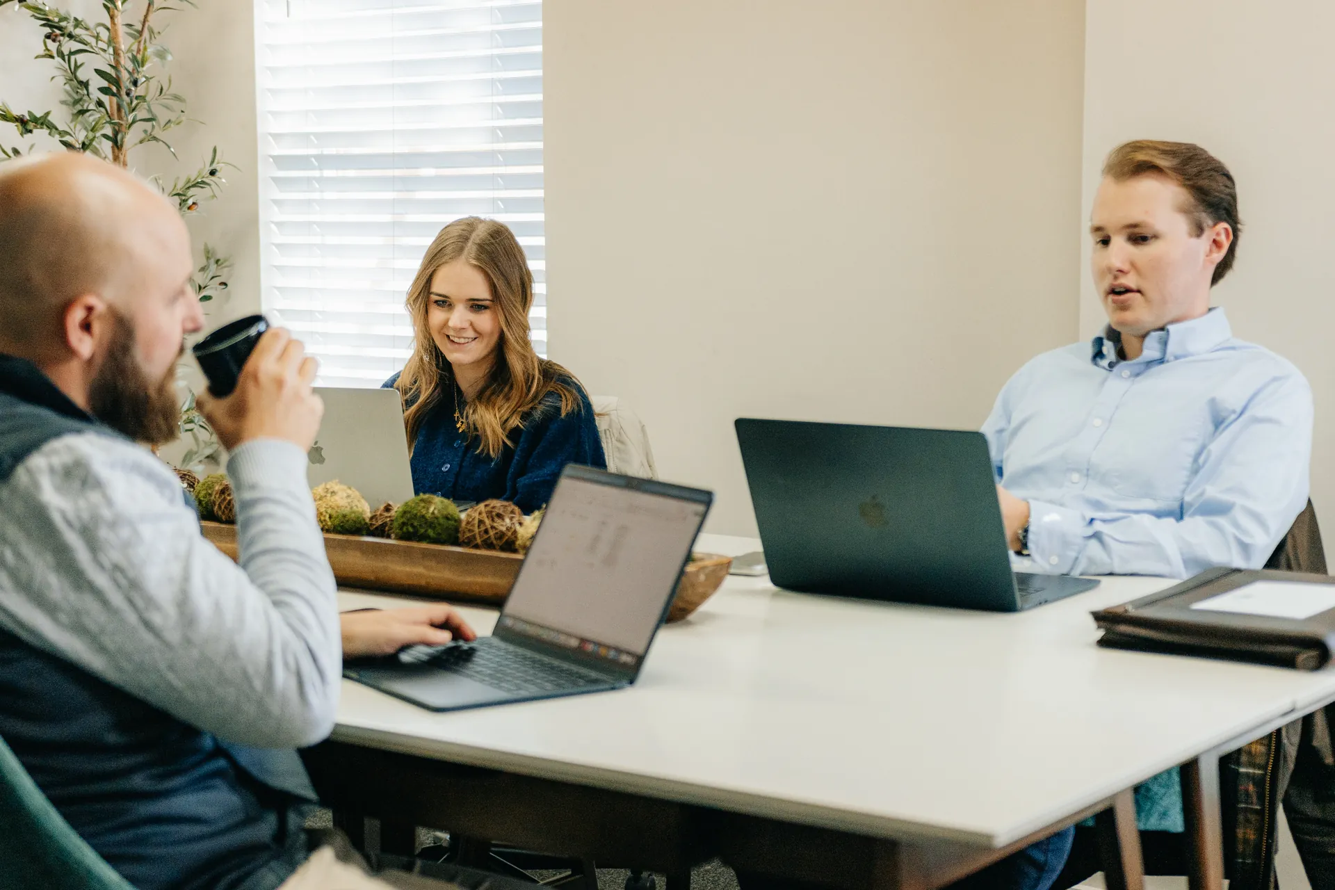 A relaxed home-buying conversation over coffee